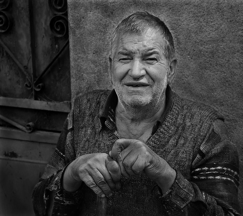 Един българин.