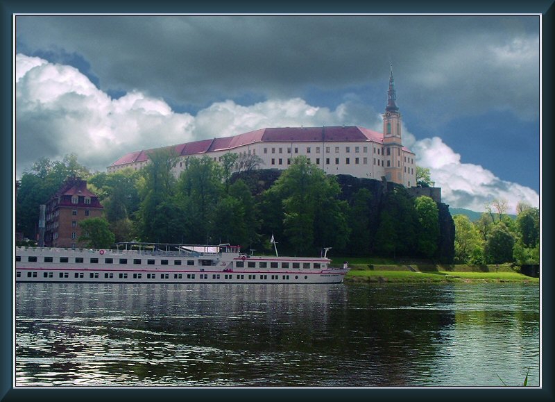 де4ински замък