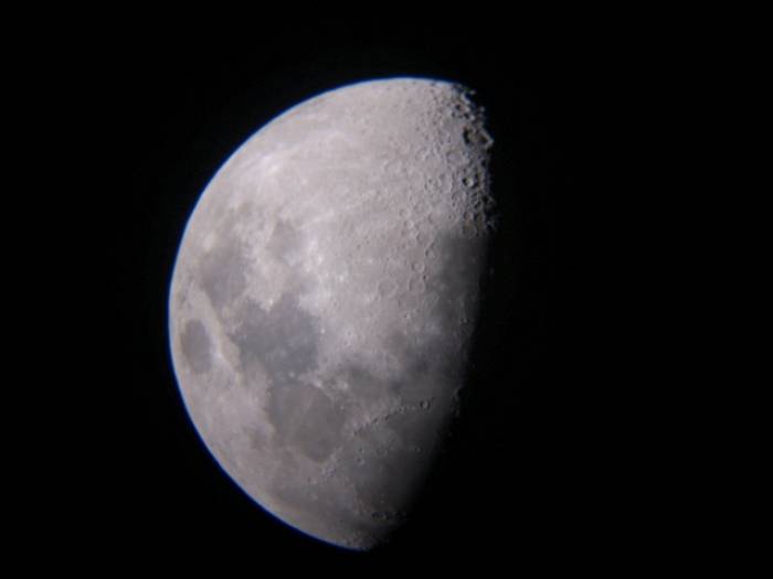 Luna prez Dobsonian telescop
