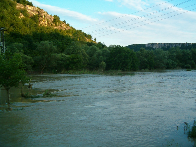 Водата спада...