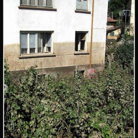 След наводнението /калната линия е нивото на водата.../
