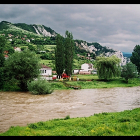 Там, край реката