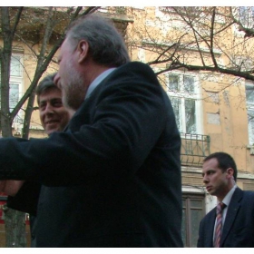 Kmeta na Burgas obqsnqwa swetloto byde6te na grada, ...a ohranata maj slu6a muzika ot mp3 player.