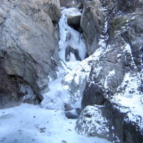 Водопад в зимна дрешка