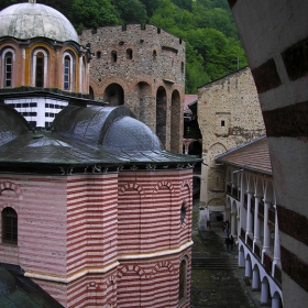 Арки в дъждовен колорит.