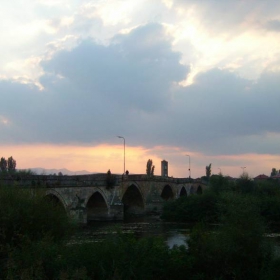 Старият мост по залез