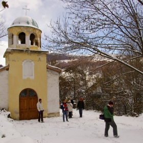 Край църквата на с. Гинци