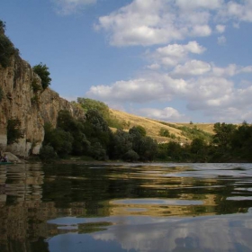 ниско над водата