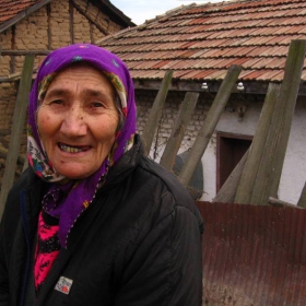 Usmihnata baba v s.Sveta petka