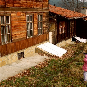 Корина - малката фотографка и дъщеря на Mironski на фотопленер в с.Медвен 03.12.2006