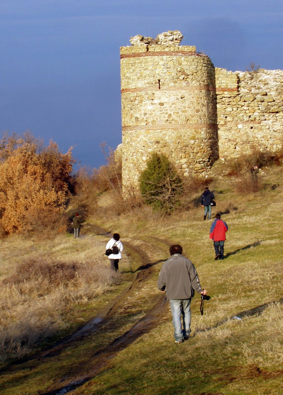 Хората, крепостта и сенките