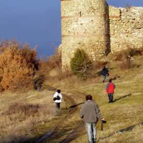 Хората, крепостта и сенките