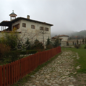 Роженски манастир,  в мъгла и пролетна умора