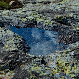 Късче небе в шепа вода