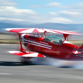 двуместният пилотажен самолет Pitts Special S-2B