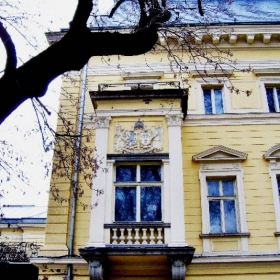 Герба на Бурбоните на фасадата на двореца