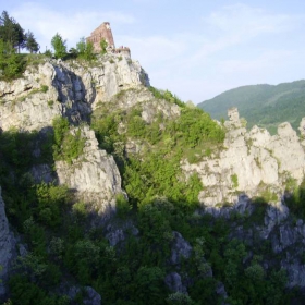 Паметник на загинали партизани на върха на скалата