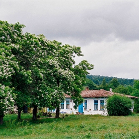 Дворът на манастира в село Марян