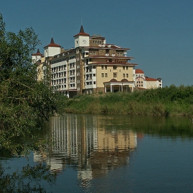 замък край реката