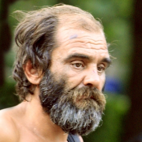 през мене , погледът му преминава