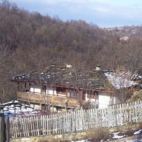 зад оградата