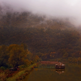 Мъгла се спуска над .... водата