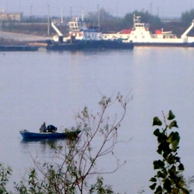 По реката