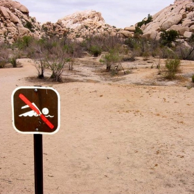 'No swimming!'/'Плуването забранено!'