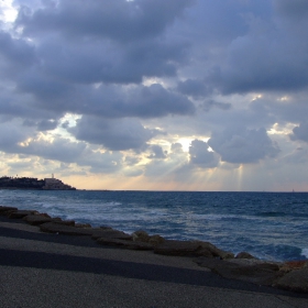 esenen zalez nad sredizemno more(Izrael,Tel-Aviv)