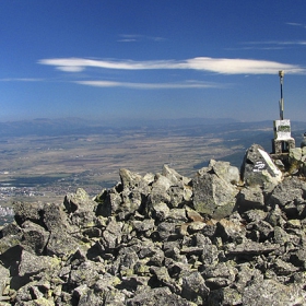 Камен дел