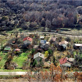 Къщички във долината, между пътя и реката