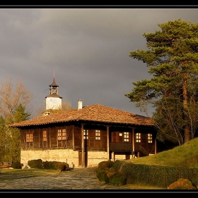 Даскалоливницата и старият кипарис.