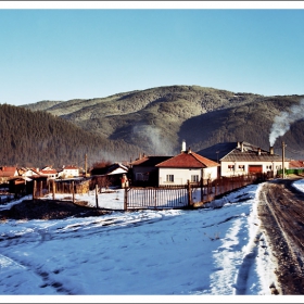 Къщички в снега се гушат, а коминчетата пушат ...