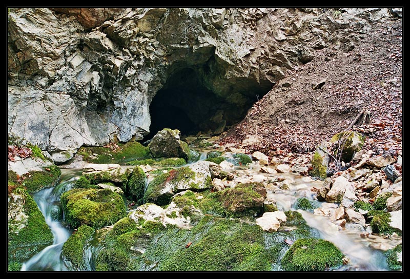 Изпод скалата блика водата