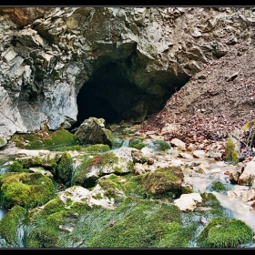 Изпод скалата блика водата