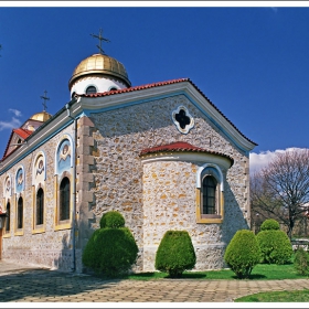 В черковния двор