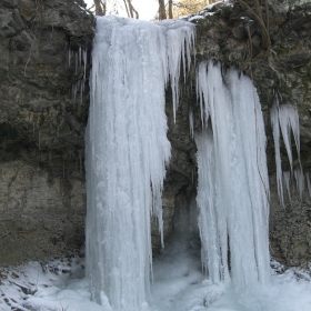 замръзнал водопад