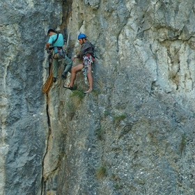 По скалата