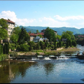 Край реката във малкия град