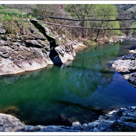 Там край реката