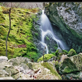 На Гарга дере водата, що иде от пещерата