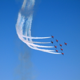 90 градуса или 9 Red Arrows