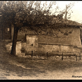 Старата бяла чешма.