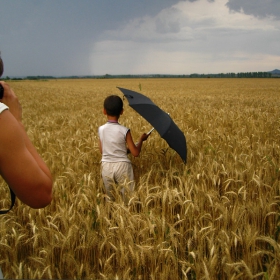 Фотограф, модел и чадър