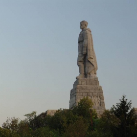 Стоит над горою Алеша, в Болгарии русский солдат...