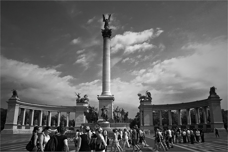 Площадът на героите