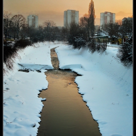 Чистичко, бяло, като на сън! Где е боклукът - скрит под снега / Снежко затрупа го до пролетта ...