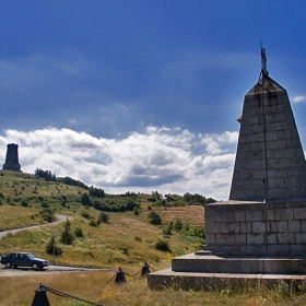 Двата Паметника