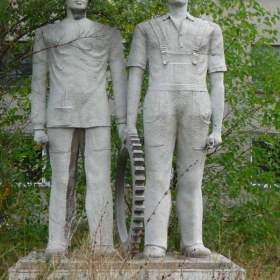 Ще строим завод, огромен завод, с яки бетонни стени! Мъже и жени, народ! Ще строим завод за живота!