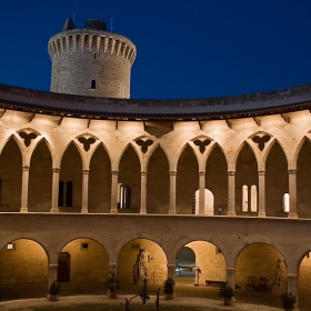 Castel de Bellver след залеза.